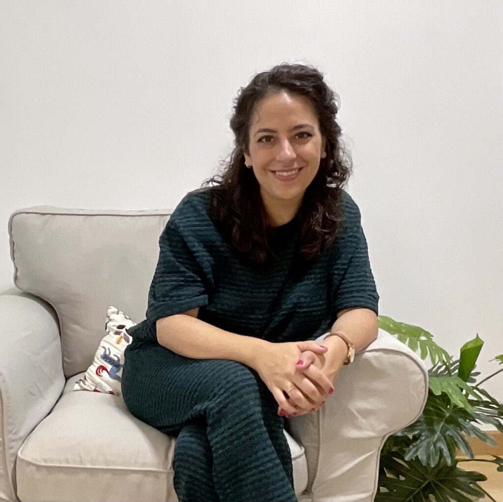 Andrea Gutiérrez Psicoterepeuta sentada en su oficina