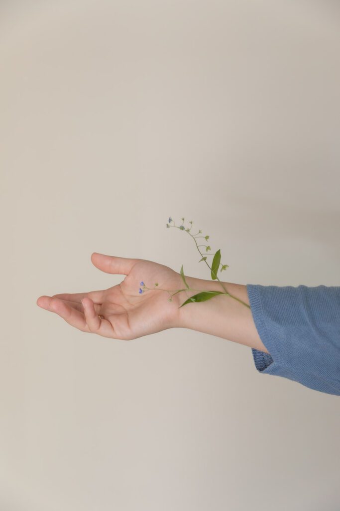 Andrea Guitérrez Psicoterapeuta tocando una planta