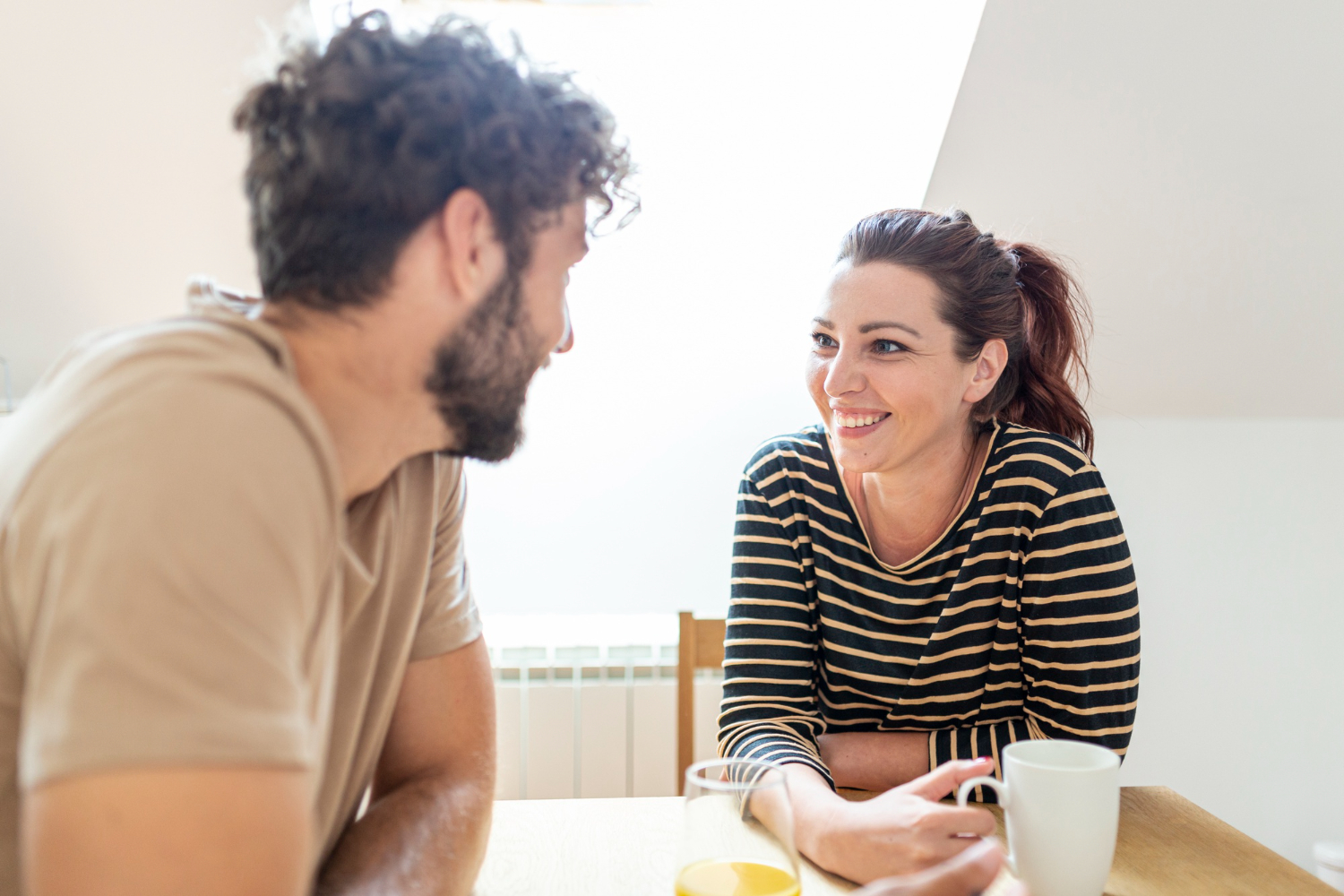 Terapia Psicológica Para Adultos. Dos adultos conversando